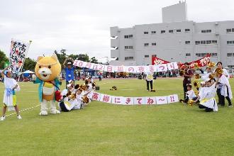 写真：高柳もりあげ隊の皆さんが、手作りのポップを持って10月12日に開催される狐の夜祭のPRをしています