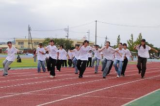 写真：白いTシャツにジーンズ姿で、ダンスノワの皆さんがヒップホップダンスを披露しました。