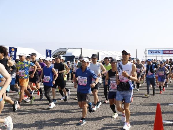 写真：フルマラソンスタートの様子。大勢のランナーが勢いよく走り始めました
