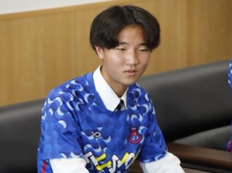 写真：ビーチサッカークラブフュージョン中村選手。青いチームユニフォームを着ています