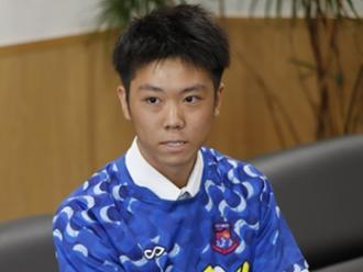 写真：ビーチサッカークラブフュージョン山崎選手。市長に向かって真剣な顔で抱負を話しています