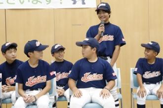 写真：選手がにこやかに全国大会優勝の喜びを話しています。その周りの選手もにこやかです