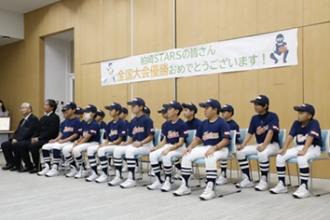写真：柏崎スターズの代表監督選手が椅子に座って並んでいます。選手はユニフォームを着ています