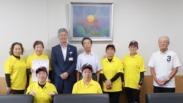 写真：市長と訪問者の記念写真