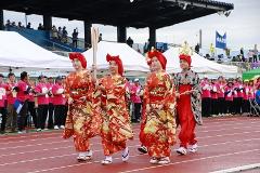 写真：第二走者の綾子舞の踊り手の皆さん。5人の女性が衣装を身にまとってゆっくりと歩いています