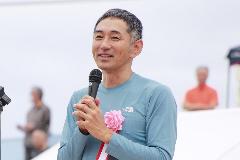 写真：大会名誉顧問の為末大さんの挨拶の様子。穏やかな表情で話しています