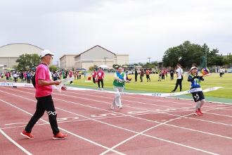 写真：ボール運びリレーのアンカーがゴールした様子。2位のチームも僅差でゴールしました