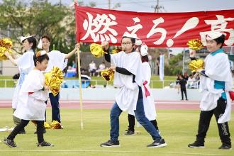 写真：狐のお面や白の衣装を身につけた高柳チームが、曲に合わせてダンスをしながら応援しています