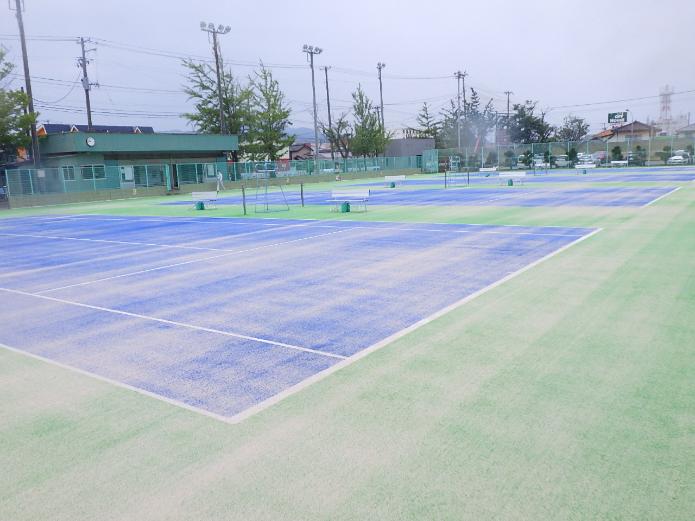 写真：砂入り人工芝コートが広がる白竜公園テニスコート