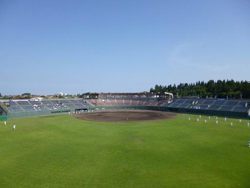 外野の芝生が青々としたとても広い野球場の写真