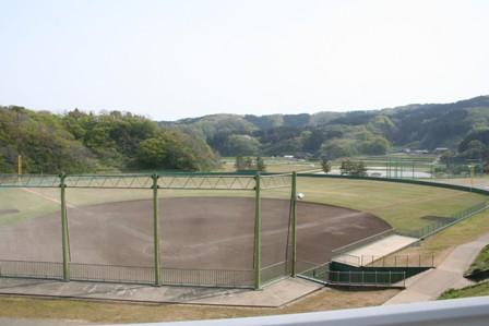 外野は天然芝の西山野球場をバックネット裏から撮影した写真