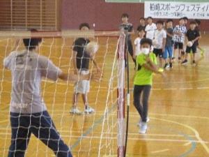 写真：参加者がハンドボールをしている様子で参加者がゴールに向かってボールを投げている様子です
