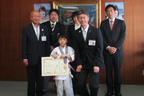写真：神田選手が小学3年生の頃に市長訪問に訪れた際に撮影した写真。市長や教育長の胸ほどの身長で、まだあどけない顔をしています。