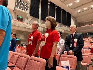 写真：表彰式の様子で表彰者の牧野さん堀井さんが観客席でステージに向かって立っている様子です