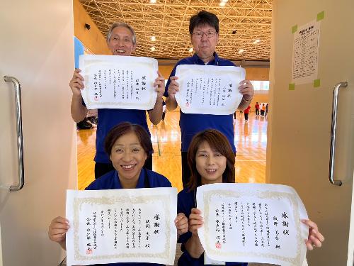 写真：新潟県スポーツ推進委員協議会から表彰された6人のうち、秋間さん、牧野さん、堀井さん、小俣さんの4人が賞状をもって並んでいます