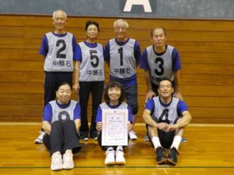 写真：第3位の中鯖石チーム。おそろいの青いTシャツを着ています