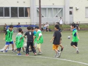 写真：参加者複数人がサッカーをしている様子で2チームに分かれてボールの蹴り合いをしている様子です