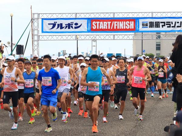 写真：フルマラソンのスタートの様子。大勢のランナーが勢いよくスタートしました