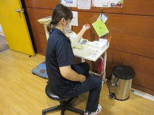 写真：血圧を測る女性職員