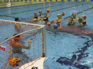 写真：参加者が水球体験をしている様子でゴールに向かってシュートしている様子です