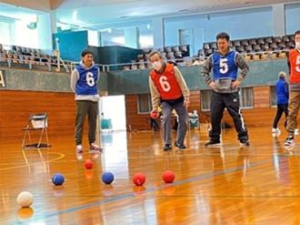 写真：スポレクグランプリでボッチャをする様子。参加者がジャックボールに自分の球を投球しようとしています
