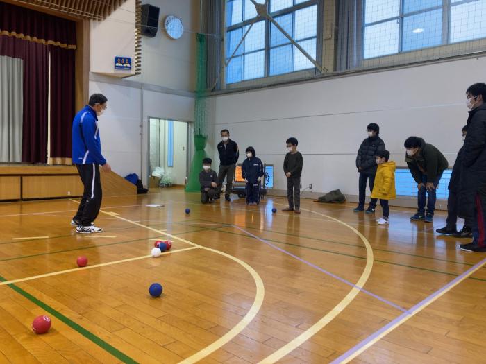 高田コミュニティセンターで、元朝体操のあとボッチャを行っています。