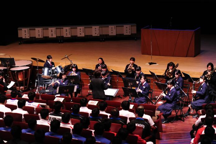 ステージ下で第三中学校吹奏楽部が演奏している様子の写真