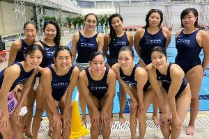写真：大会会場のプールサイドで撮られた水球女子新潟県代表の集合写真です