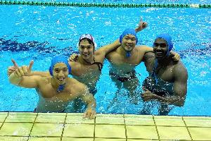写真：シンガポール選手3人とブルボンKZのOB選手1人が笑顔で写っています