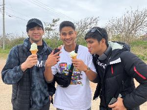 写真：わさびソフトクリームを食べている3人の選手