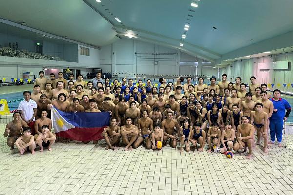 写真：フィリピンチームとブルボンKZ全カテゴリーの記念写真。70人以上が写っています