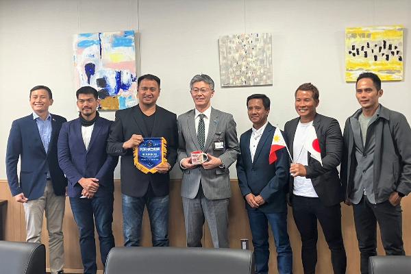 写真：市長とフィリピンチームの記念写真