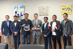 写真：フィリピンチームと市長の記念写真
