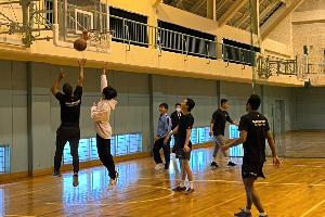 画像：リバウンドしたボールをめがけて、フィリピン選手と学生が手を伸ばしてジャンプしています