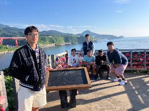 写真：恋人岬での記念写真。天気が良く、米山、米山大橋、日本海がきれいに見えます