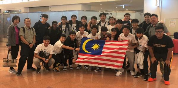 写真：空港到着時のマレーシアチームの集合写真