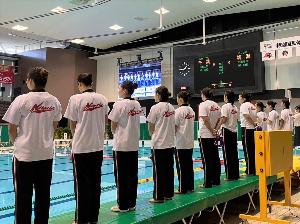 写真：プールサイドで整列しています。ポロシャツの背中にはローマ字で新潟県とプリントされています