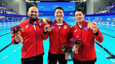 写真：金メダルを持つ棚村選手、稲場選手、新田選手