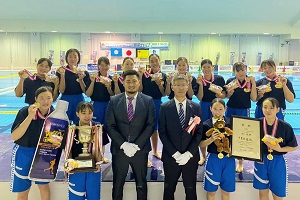 写真：女子優勝の千葉県選抜の記念写真です。優勝カップと金メダルを持っています