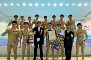 写真：男子優勝の東京クラブの記念写真です。優勝カップと金メダルを持っています