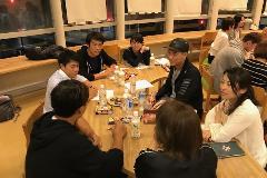 写真：テーブルを囲んで韓国の選手と市民が談笑しています