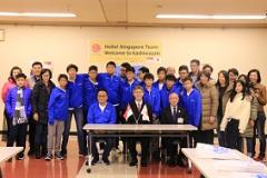 写真：市長と教育長を囲んでの記念撮影