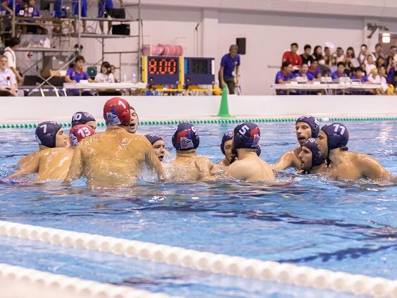 セルビア共和国水球男子チームの選手たちがプールに入り、円陣を組んでいる様子の写真