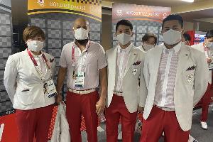 写真：開会式の前に撮られた4選手の写真です。日本選手団の式典ユニフォームを着ています