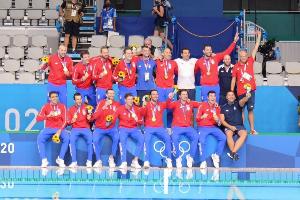 写真：プールサイドで優勝を喜ぶセルビア共和国代表選手