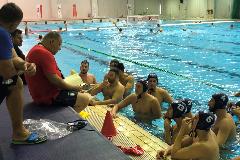 写真：練習中に監督の話を熱心に聞くセルビアの選手