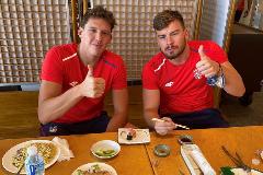 写真：セルビアの二人の選手が食事をしています