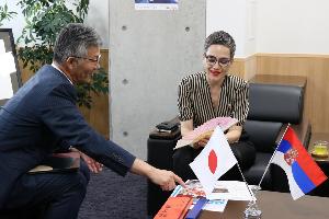 写真：市長がコヴァチュ閣下へ綾子舞の説明をしています