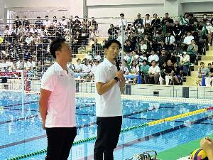 写真：観客に向けて監督就任を報告する様子