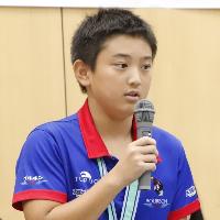 写真：池田選手がマイクを持って話しています